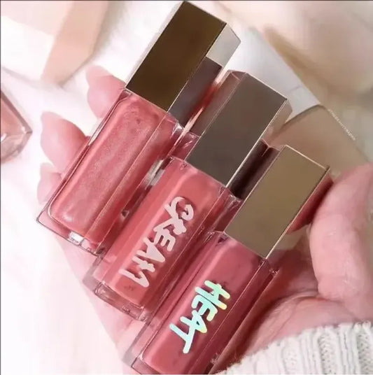 Application du FB Gloss Bomb Cream Chaud sur les lèvres - fini brillant hydratant