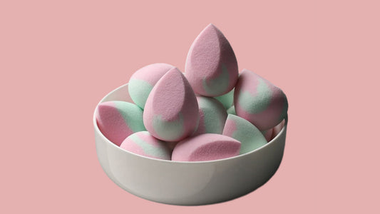 Application de fond de teint avec l'éponge blender sur la peau