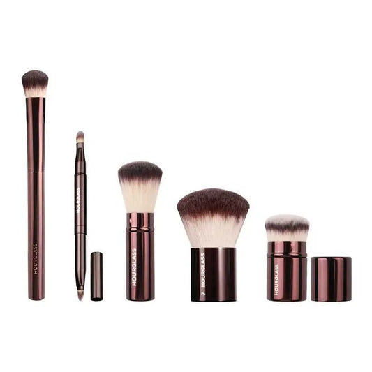 Application de fard à joues avec le sablier de poudre