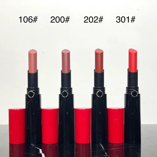 Application du rouge à lèvres matte velvet sur les lèvres