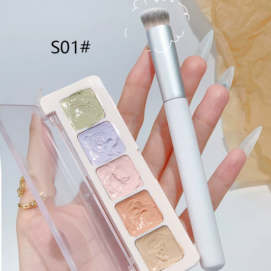 Texture crémeuse du correcteur sur la peau