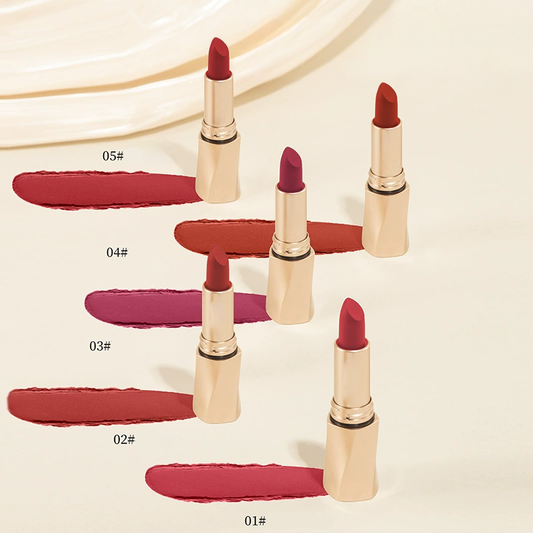 Application du rouge à lèvres velouté sur les lèvres