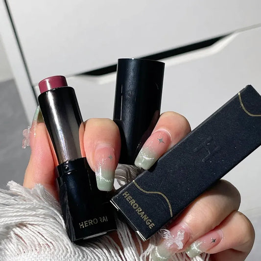 Application du rouge à lèvres matte Herorange sur les lèvres - teinte naturelle satinée