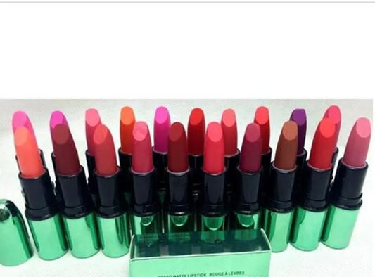 Application du rouge à lèvres mat sur les lèvres