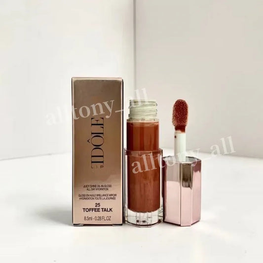 Application de l'huile à lèvres hydratante sur les lèvres