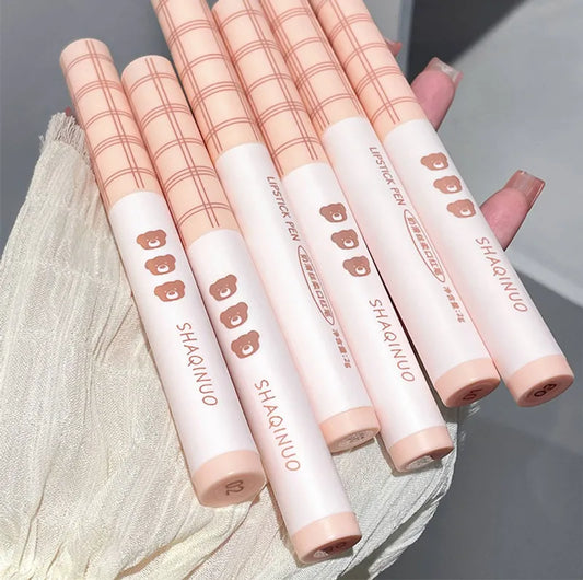 Application du crayon à lèvres sur les lèvres