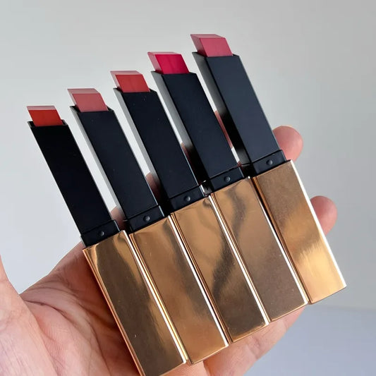 Application du rouge à lèvres mat sur les lèvres