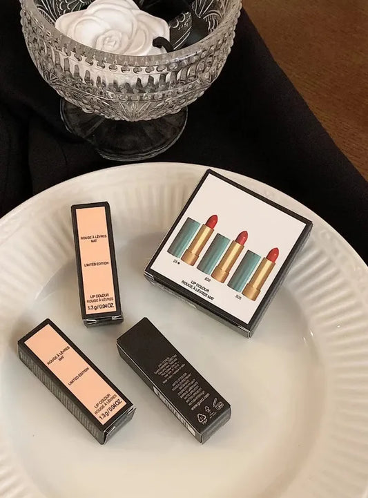 Application précise du rouge à lèvres mat sur les lèvres