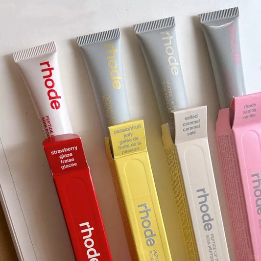 Palette de 17 rouges à lèvres brillants présentée ouverte