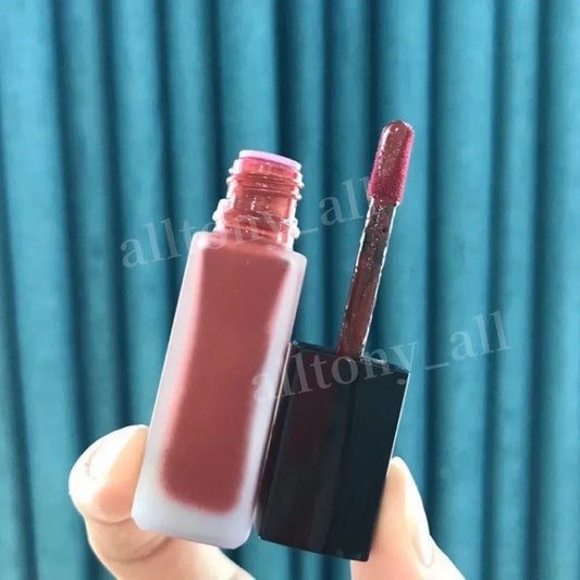 Application du rouge à lèvres mat couleur 830 sur les lèvres