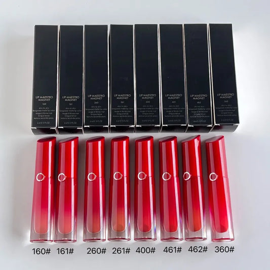 Application du rouge à lèvres liquide mat sur les lèvres