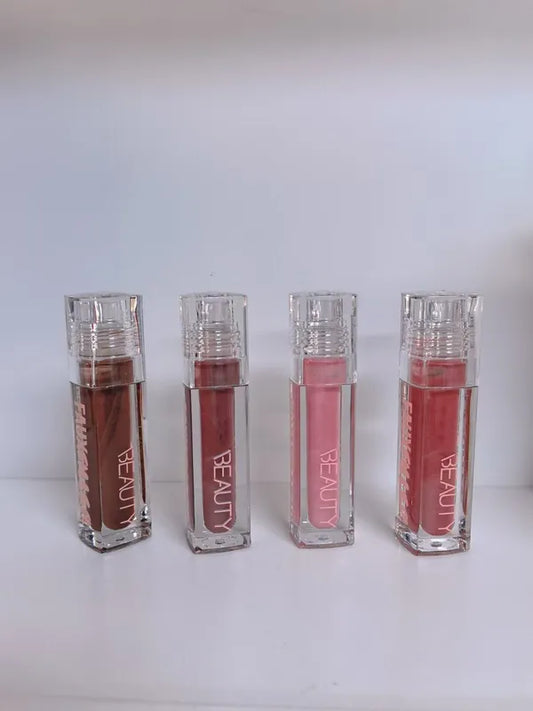 Gloss volumateur à lèvres 3,9 ml appliqué sur des lèvres pulpeuses