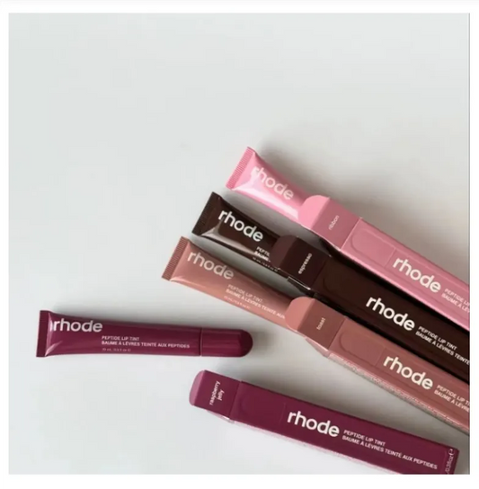 Application du gloss à lèvres hydratant sur les lèvres