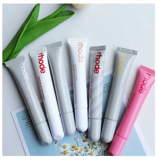 Gloss à lèvres brillant 17 couleurs ouvert sur fond blanc