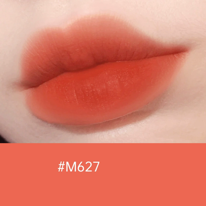 Application du rouge à lèvres mat hydratant sur les lèvres