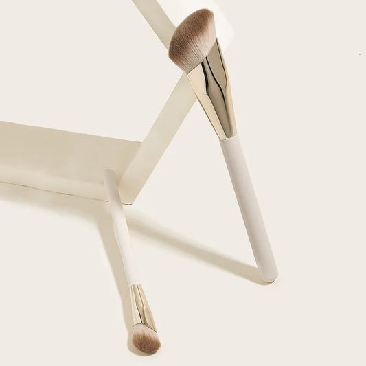 Pinceau fond de teint diamant appliquant du produit sur la peau