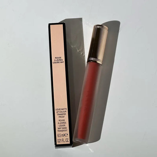 Application du gloss mat sur les lèvres - couleur intense
