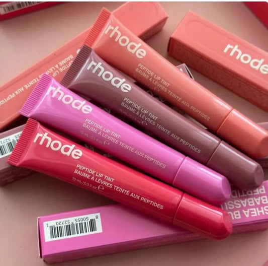 Application précise du rouge à lèvres sur les lèvres